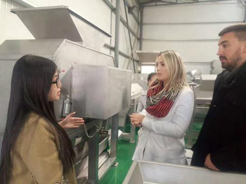 customers visit fruit extractor machine